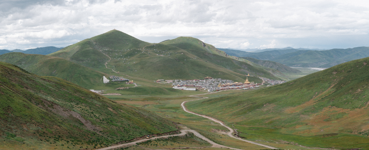 青海省果洛藏族自治州的查朗寺全景,位于中间偏右位置的是查朗寺,左边