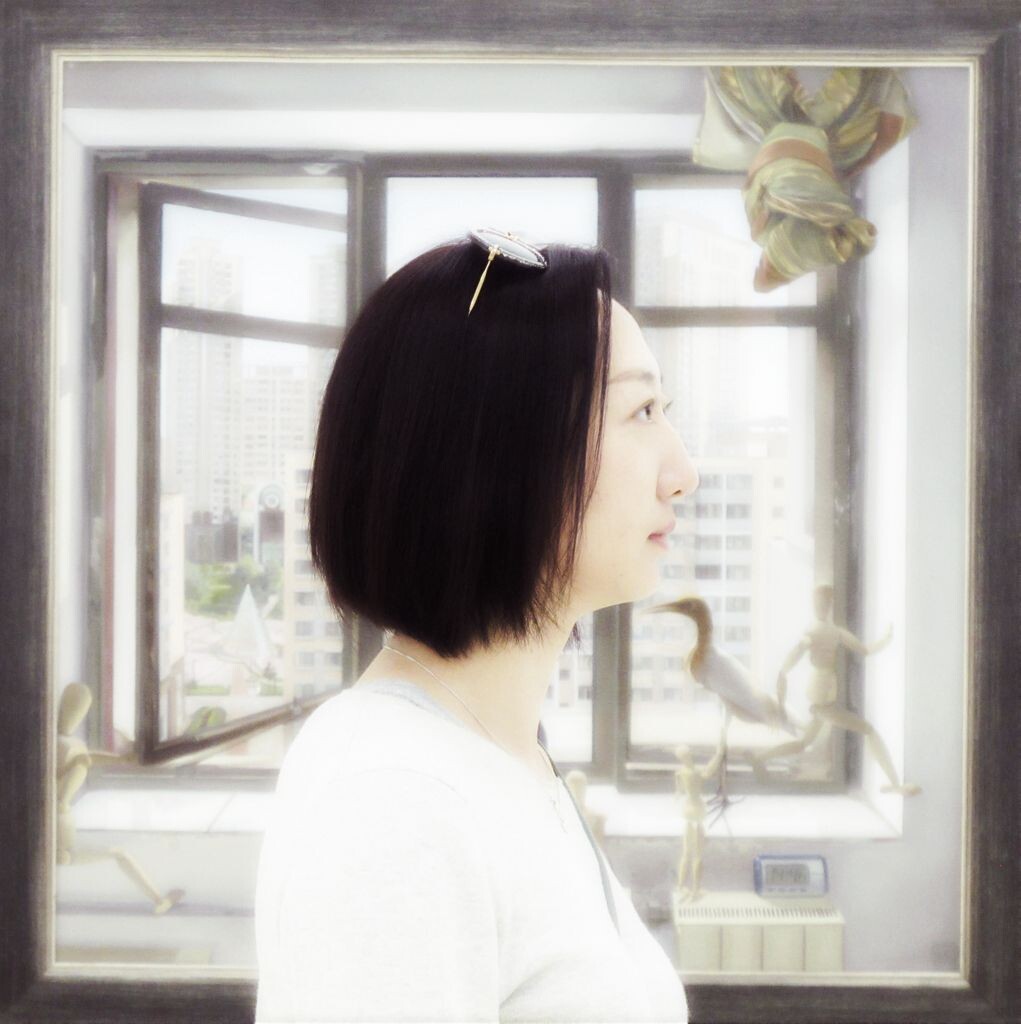 摄于798某画廊，背景为油画。