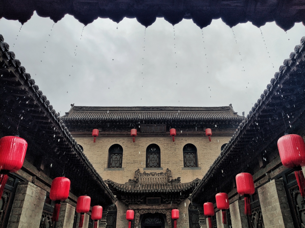 雨中的乔家大院增加了历史的气息高墙深院挡住外部威胁的同时也封锁了