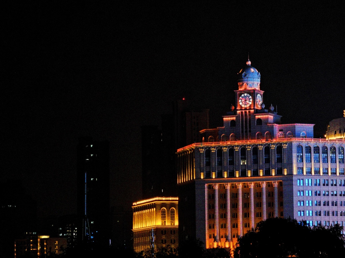 2021530日晚于东风渠随手拍摄正弘城郑州商圈夜景
