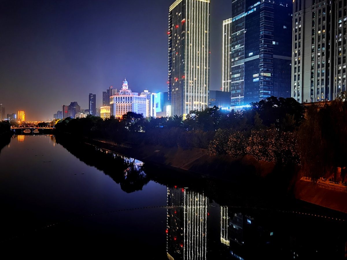 2021530日晚于东风渠随手拍摄正弘城郑州商圈夜景