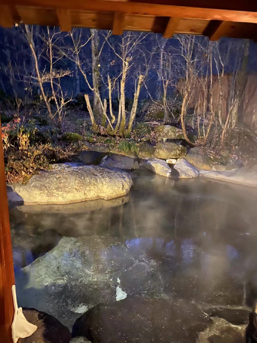夜间露天温泉