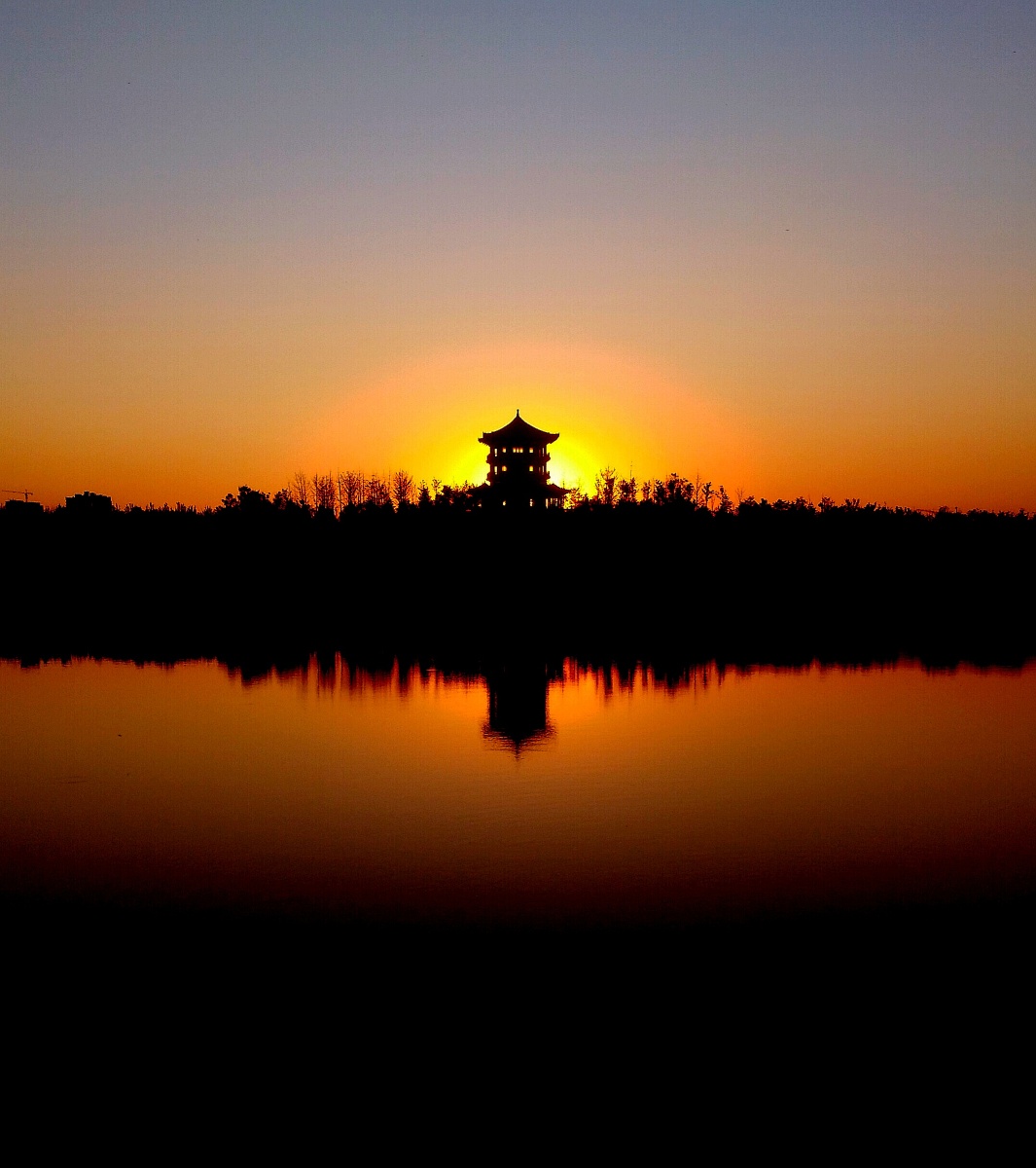 夕阳西下绣江阁拍摄于山东济南章丘绣江河公园