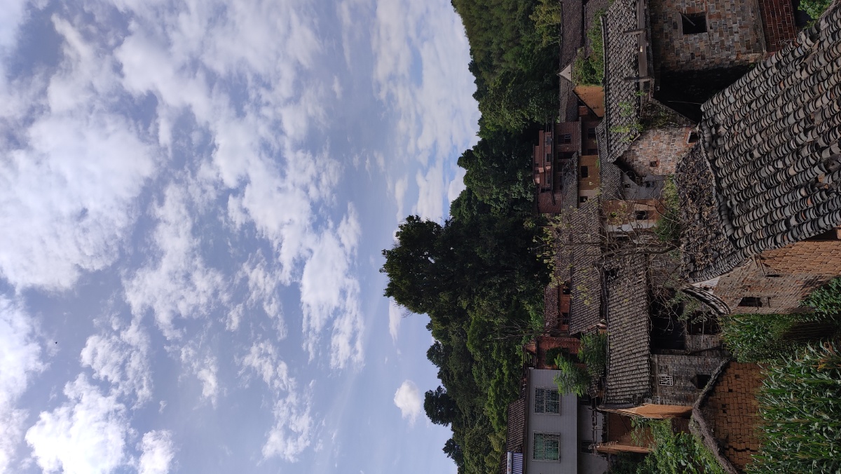 湖南郴州农村夏季天空多云转晴图