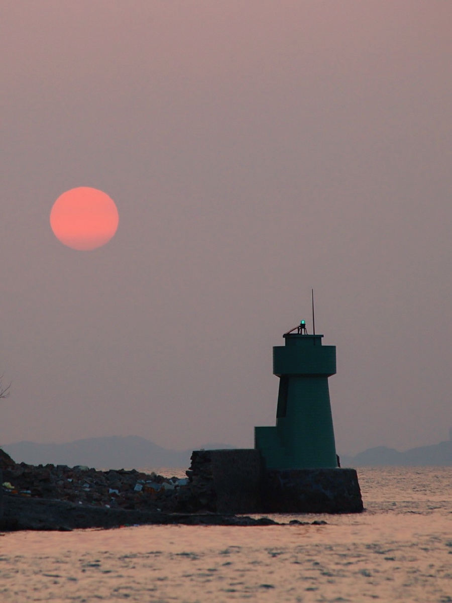 夕阳西下的灯塔