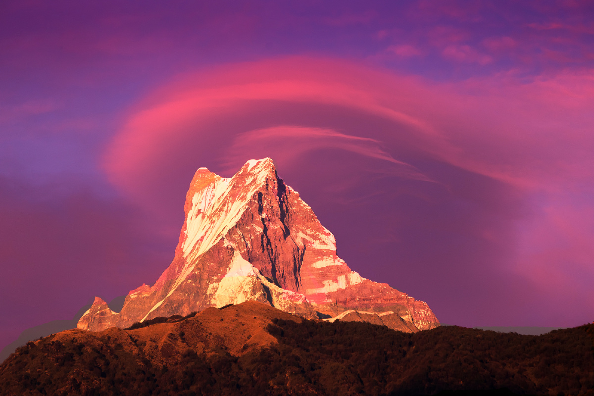 日落下魔幻的鱼尾峰