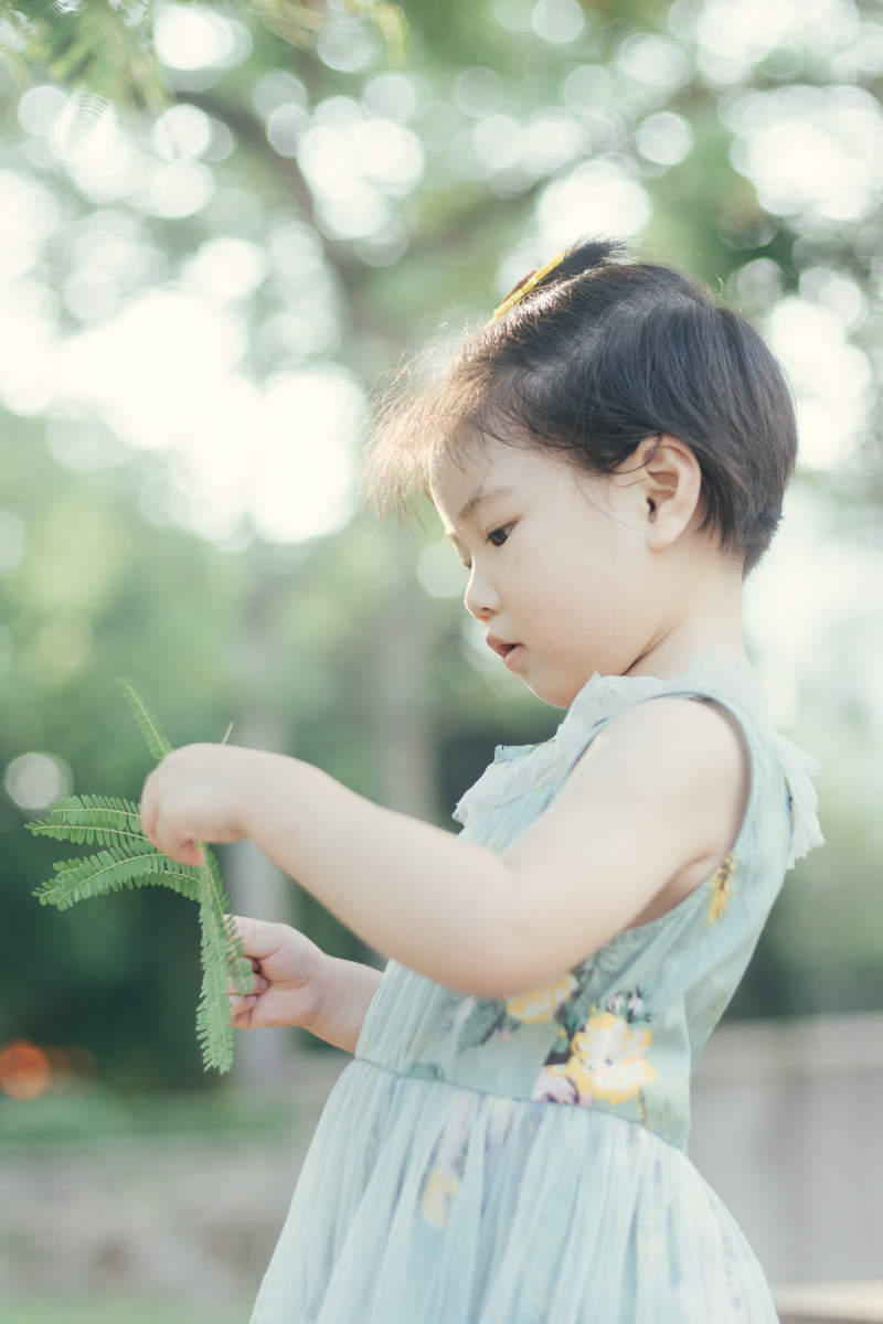 童真可爱快乐都在你的明眸里