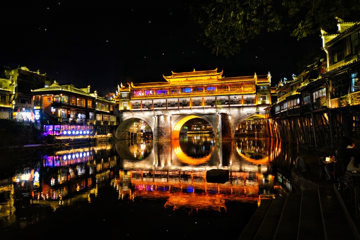 凤凰古城璀璨夺目