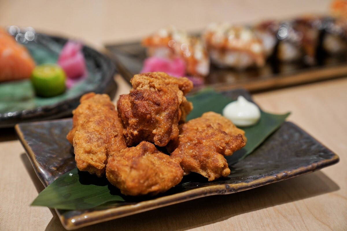 日料日本料理三文鱼火炙寿司唐扬鸡块