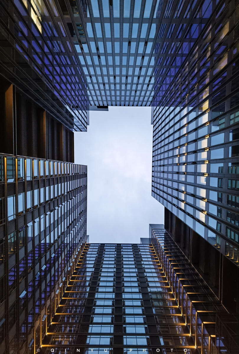 顺网资辉大厦内庭仰视