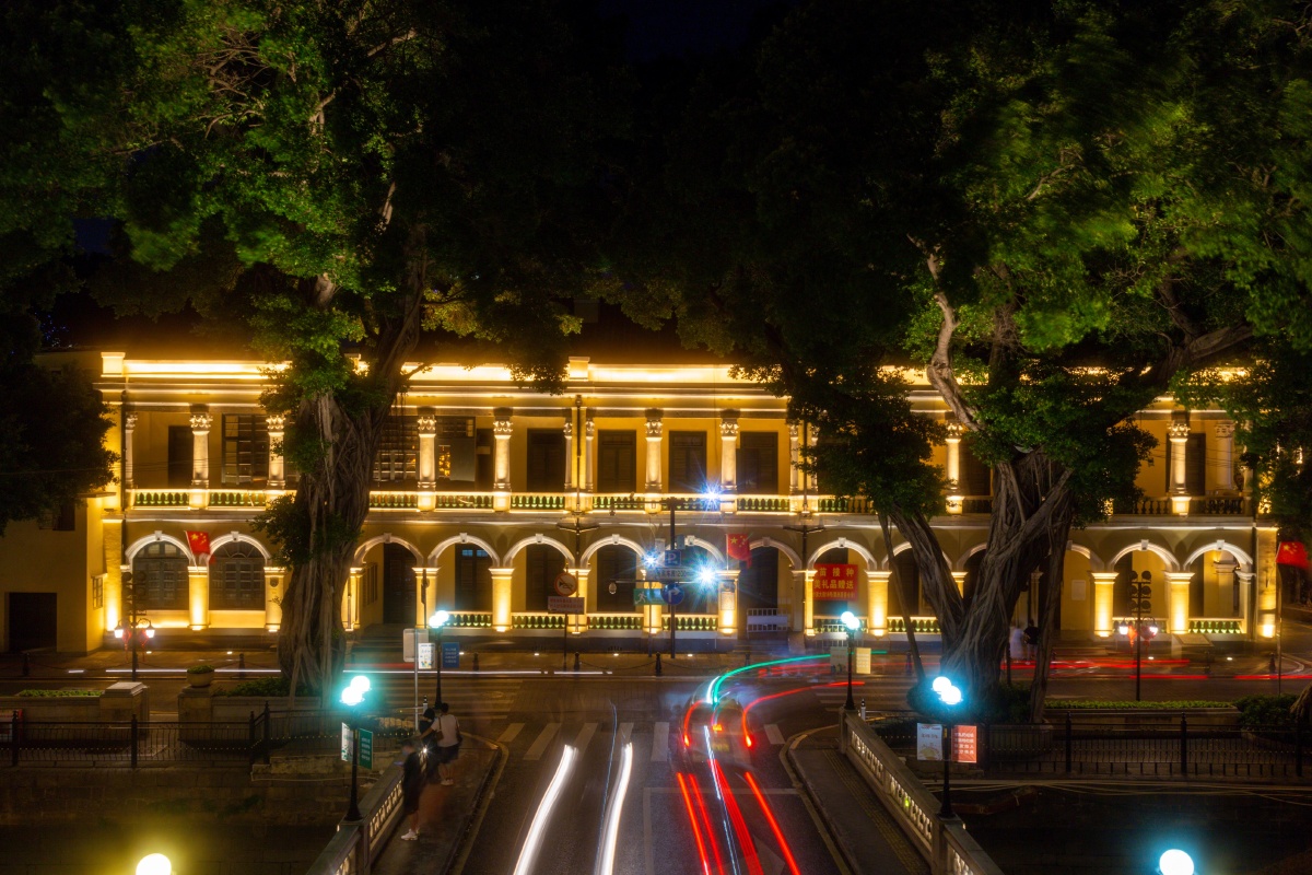 夜景中的广州沙面岛.