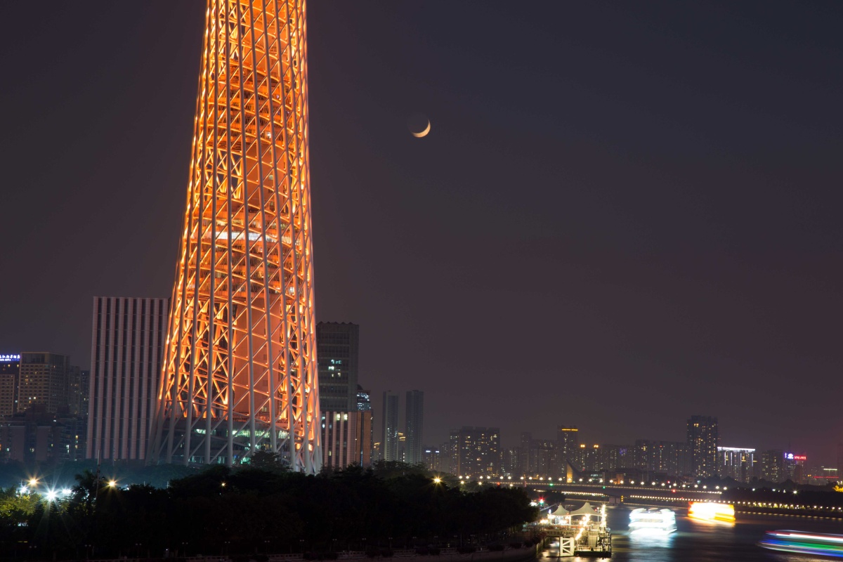 一轮弯月广州塔