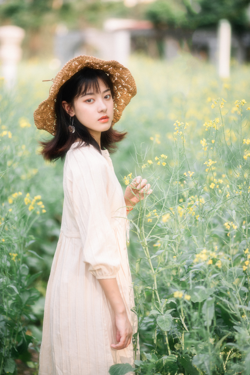 春阳暖照我们在油菜花丛中穿梭闻着夹杂着泥土芬芳的阵阵花香踏着这片