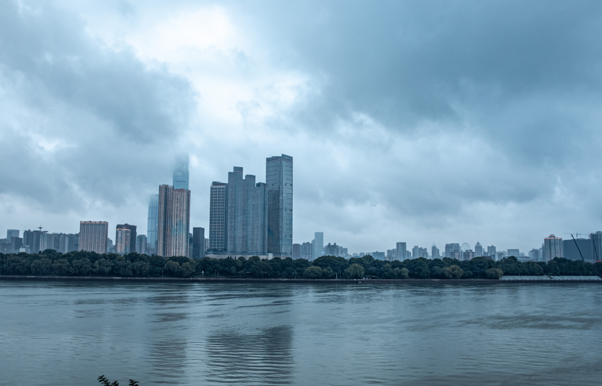 雨前湘江暴雨来得更猛烈些吧我自屹然不动