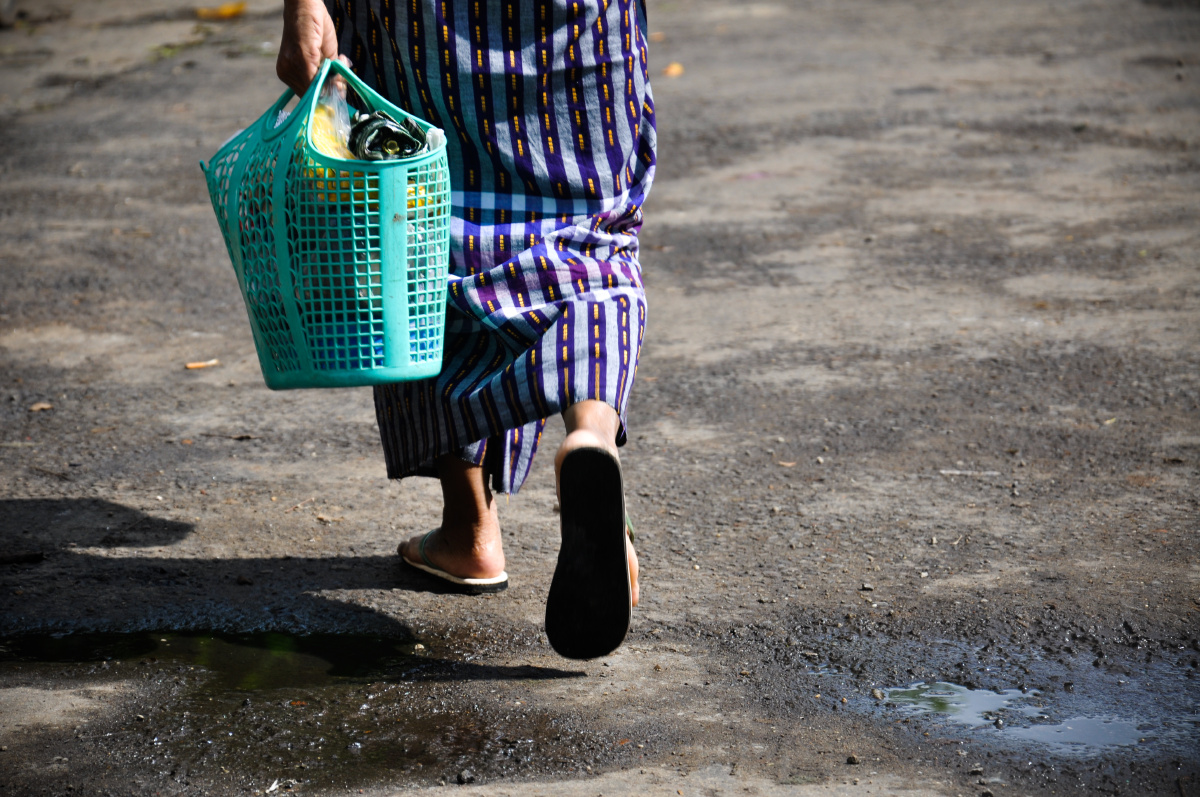女人穿着特敏,从市场上刚回来.