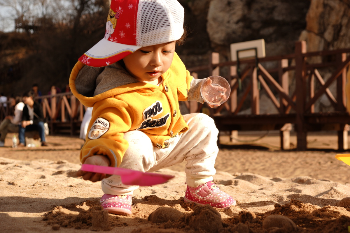 海滨玩沙子的小美女