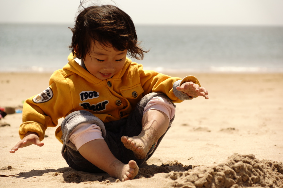 海滨玩沙子的小美女