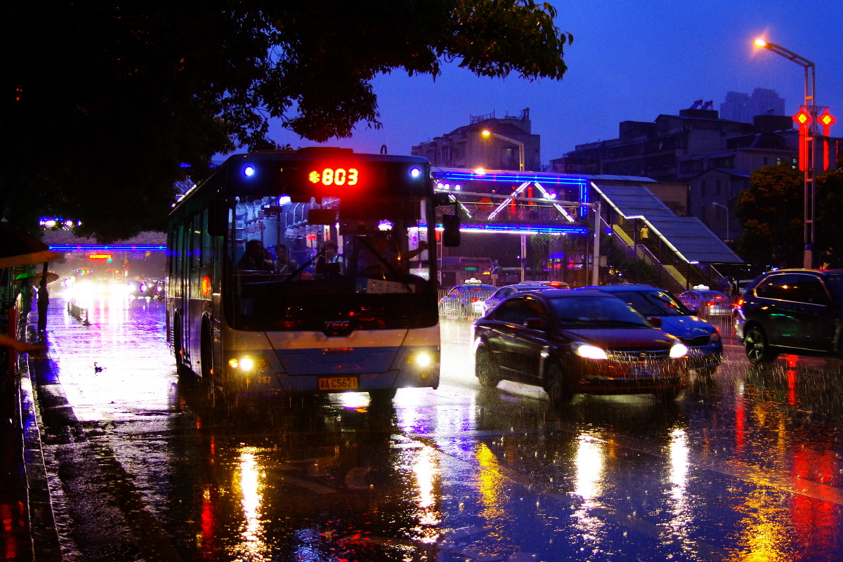 繁忙的十字路口车流不顾暴雨的愈加强烈,反倒使回家的人更加的匆忙