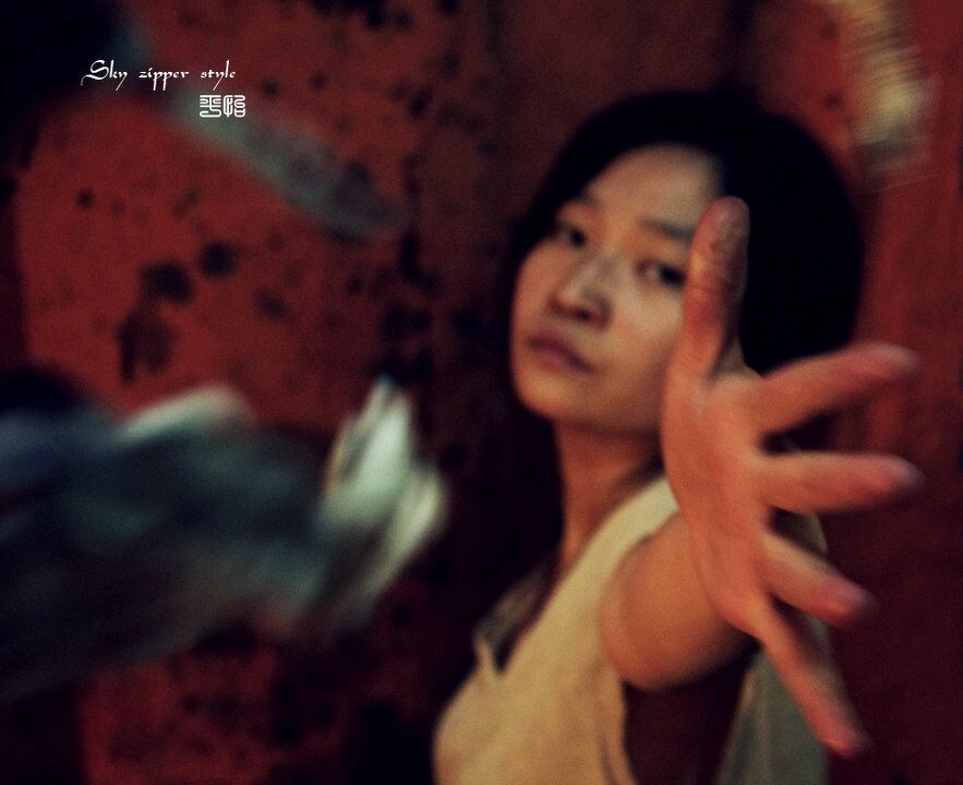 安静的吃了自己的梦<br />
我曾是没有骨架的宣纸灯....<br /><br />
<br /><br />
我的爱情也同样没有骨架<br /><br />
<br /><br />
依偎在你的怀里只是为了吃掉我自己的梦....<br /><br />
<br /><br />
就知道你会离开我<br /><br />
<br /><br />
我只为<br /><br />
<br /><br />
安静地吃掉自己的梦.....<br /><br />
<br /><br />