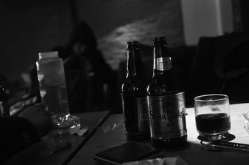 小鬼不停的变换位置和“暧昧”的鼓点