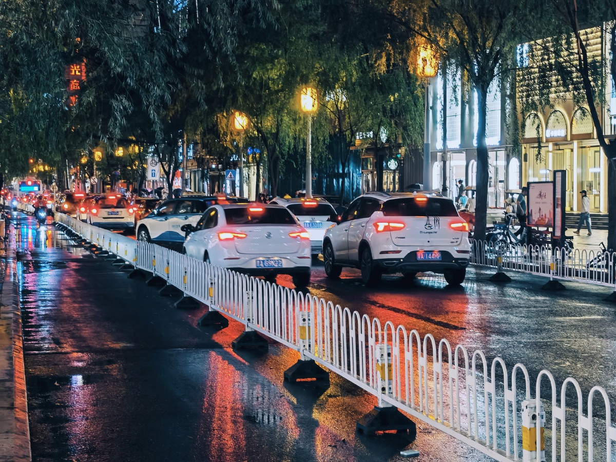 雨后的街景随手拍城市的雨夜充满了绚丽也成就了不平凡的你
