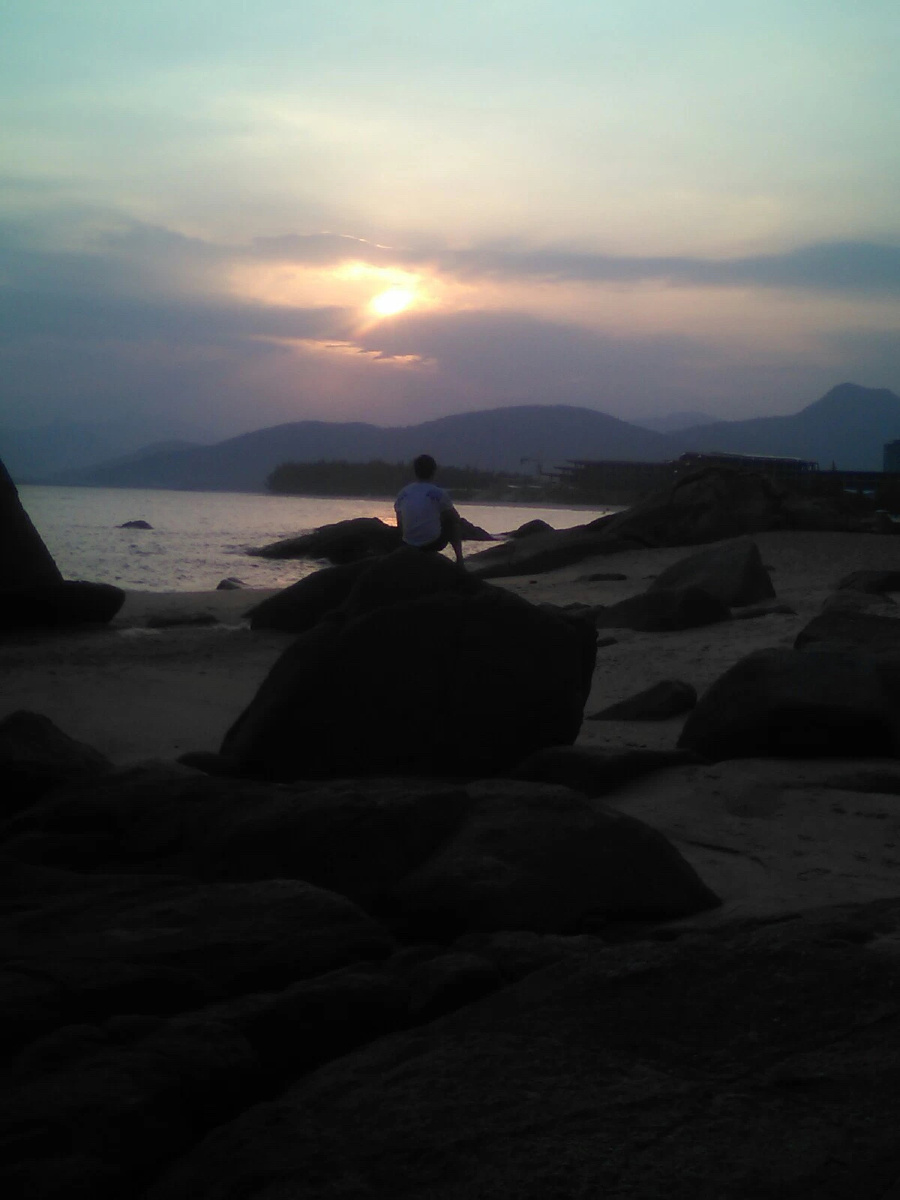 路过海边,感觉人生总有那么的一点孤寂落寞感,总是那么的孤单身影在