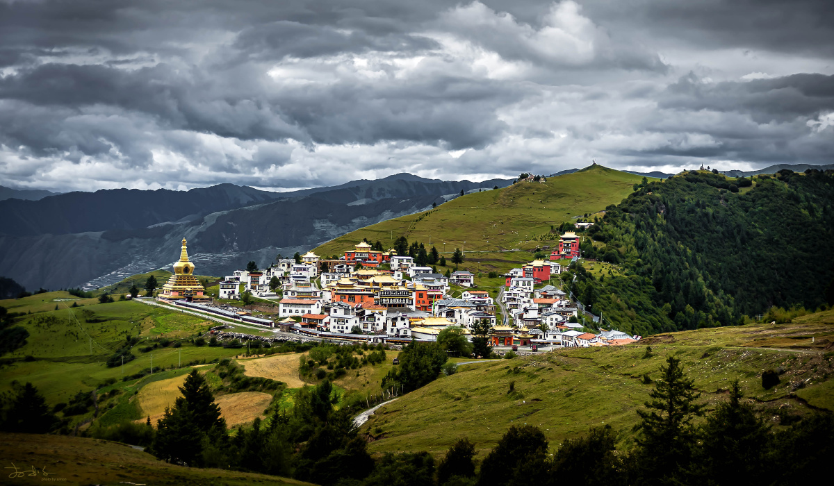 马尔康大藏寺全景图