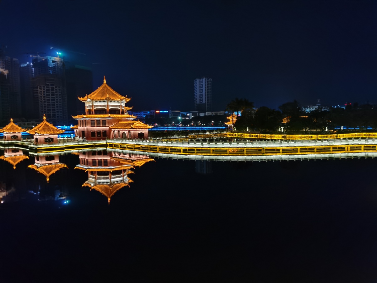 云南红河州蒙自市南湖公园夜景.诗情画意,美丽南湖. - 抒沁 - 图虫