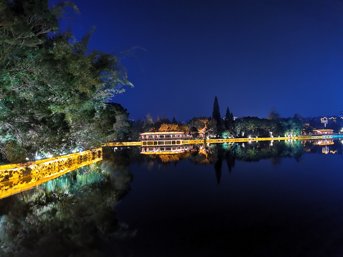 云南红河州蒙自市南湖公园夜景诗情画意美丽南湖