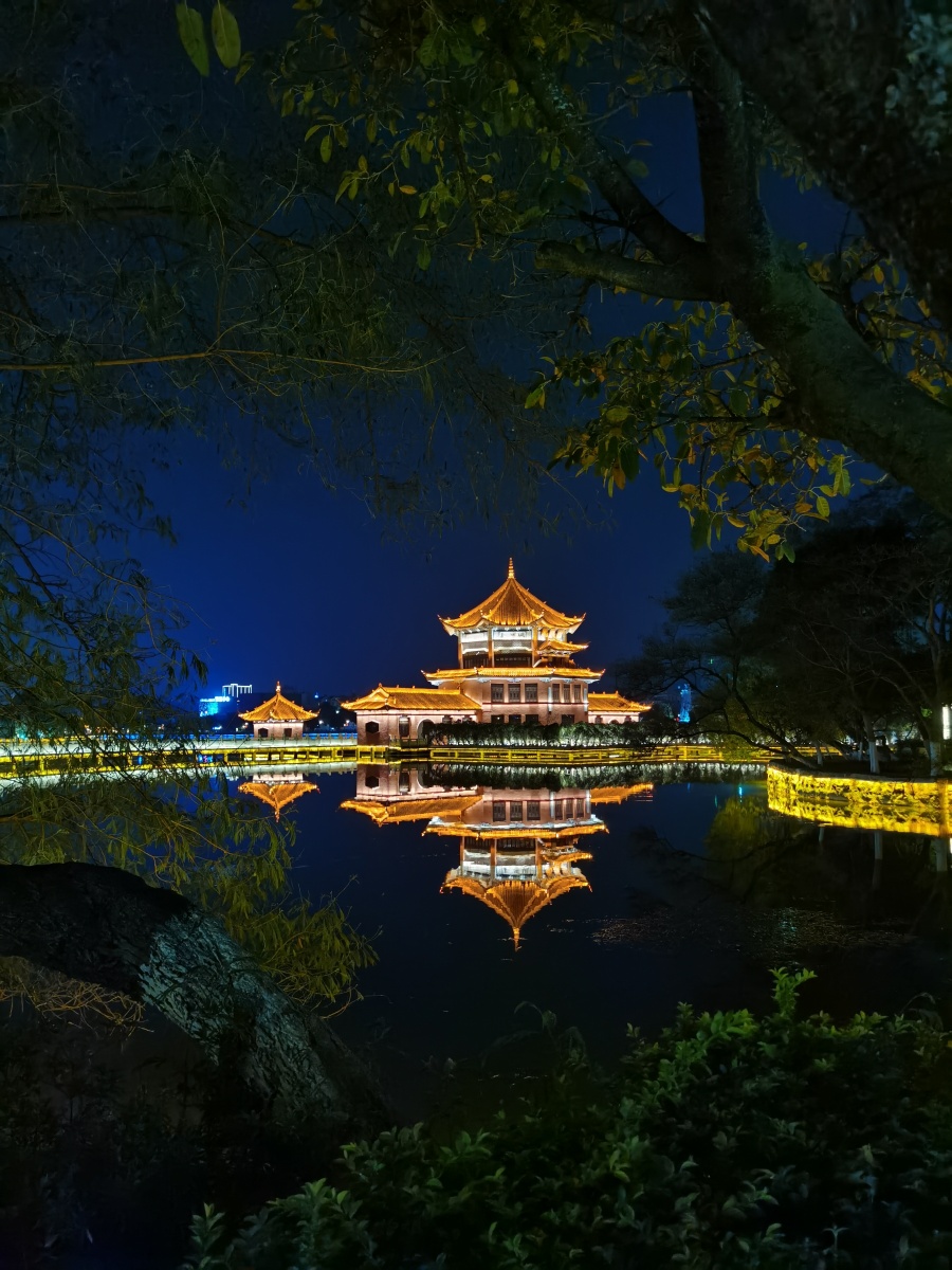 云南红河州蒙自市南湖公园夜景诗情画意美丽南湖