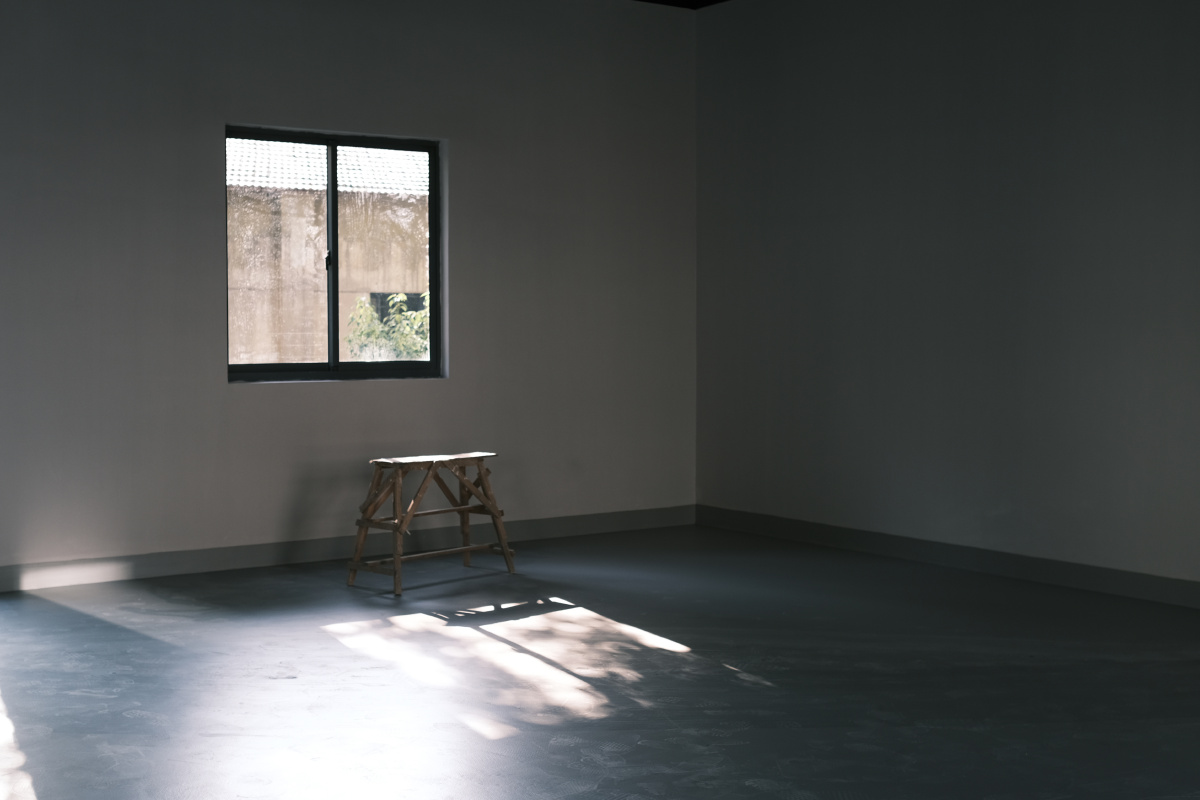 空荡荡的房间里