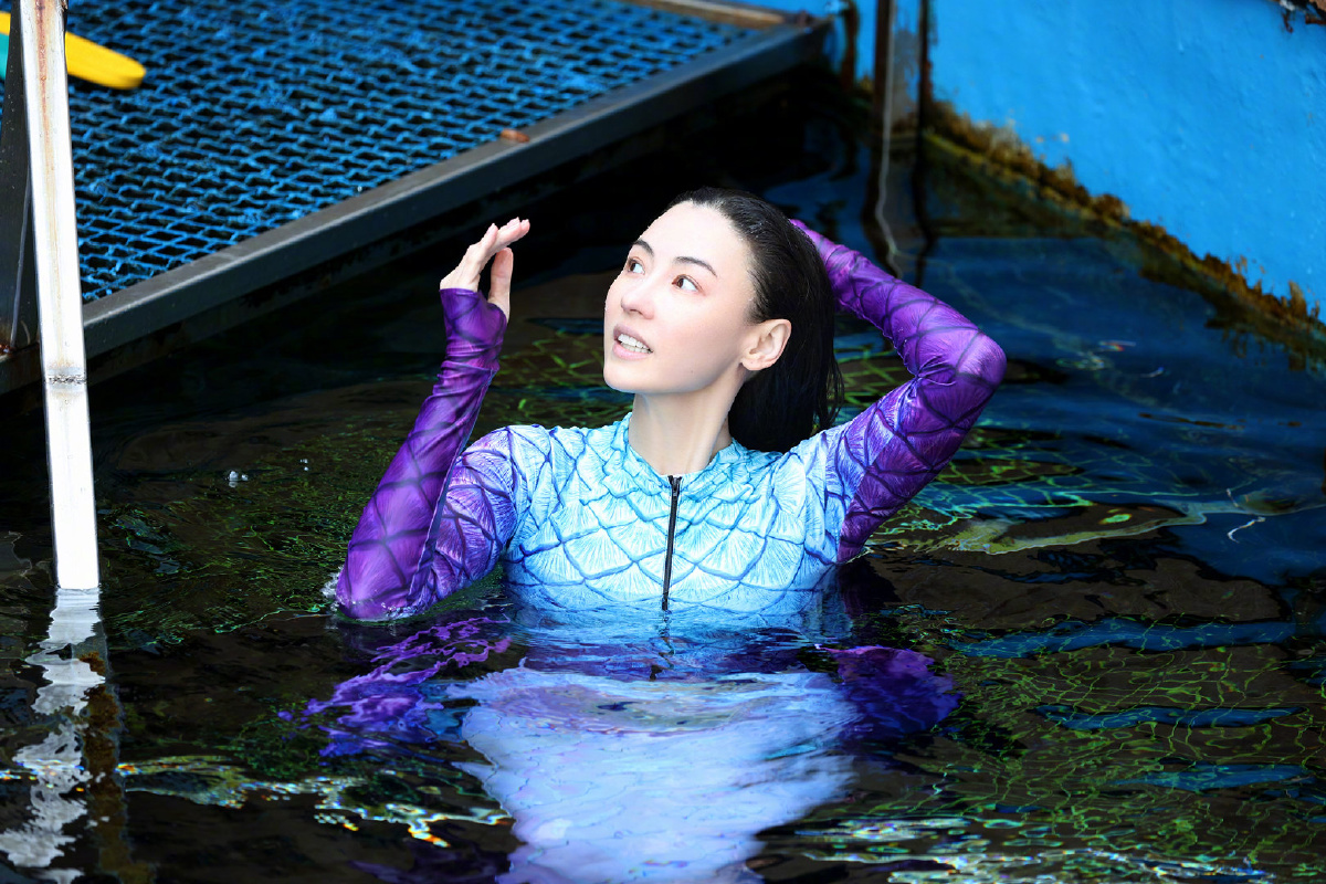 张柏芝是美人鱼本鱼没错了阳光透过水面洒下万道光束蓝紫色的人鱼服