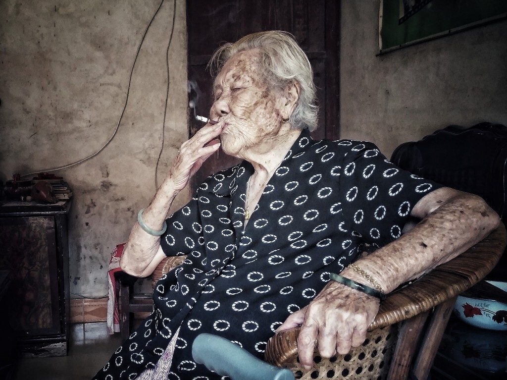 外婆爱抽烟，有几十年的烟龄，子女开始还会劝她戒烟，现在都不说了，甚至会时不时从各地带好烟来孝敬她。
