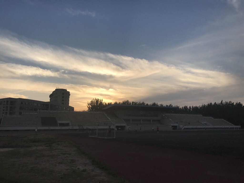菏院田径场的落日掠影<br />
