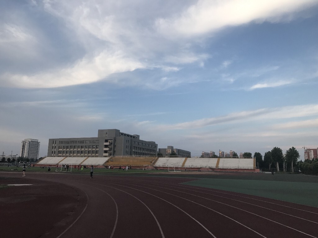 菏院田径场的天空抓拍