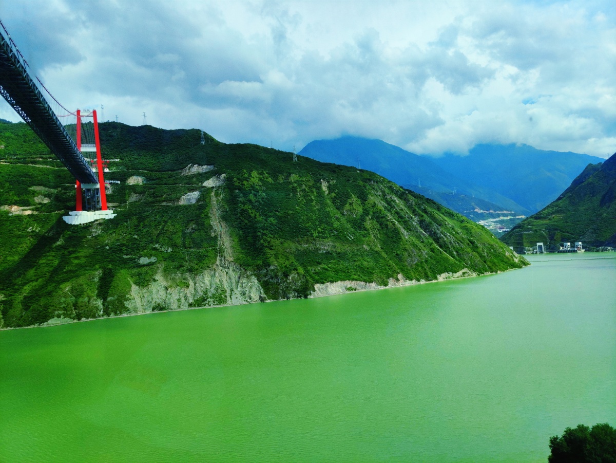 川藏线上第一桥,大渡河大桥