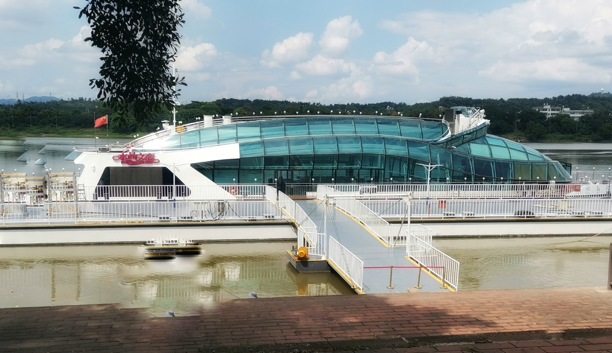 驻泊趸船的游船一一水晶之恋