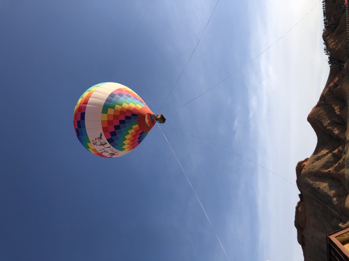 蓝天白云热气球