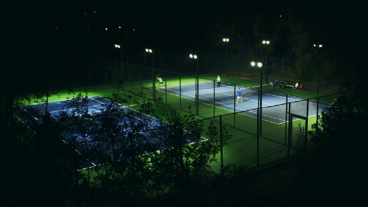 夜幕下的网球场