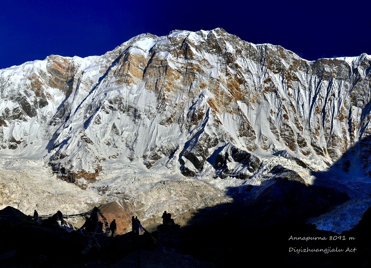 图中的3个山峰从左到右分别为:安娜普尔纳(主峰80