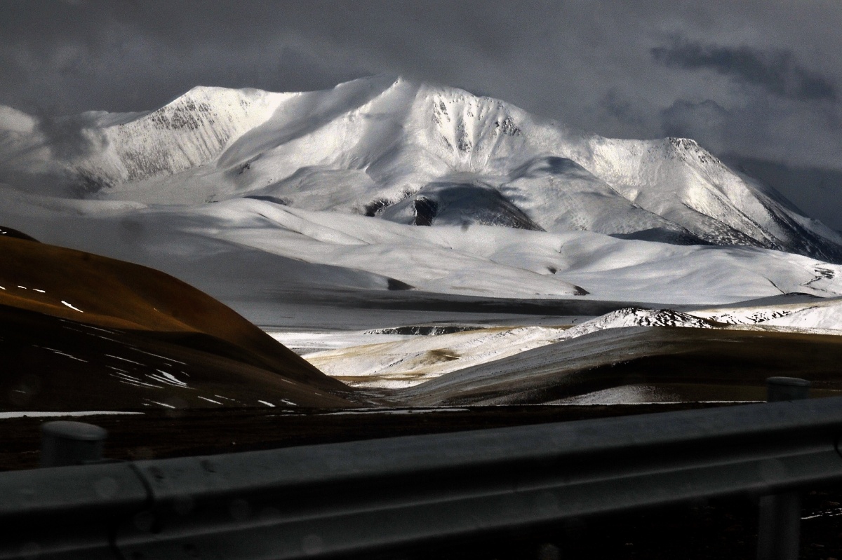 红土达坂重走新藏线2018年秋新藏线最高垭口红山达坂南坡风光车中抓拍