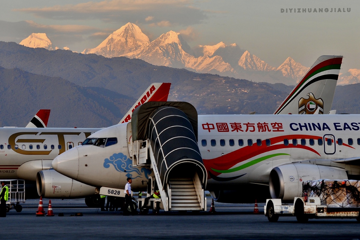 徒步act尼泊尔加德满都机场北侧喜马拉雅山系郎当山脉及久嘎尔山脉左