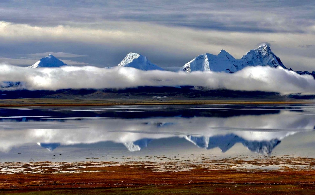 西藏向西干城章嘉的新娘卓木拉日chomolhari机位康马县南约60公里处多