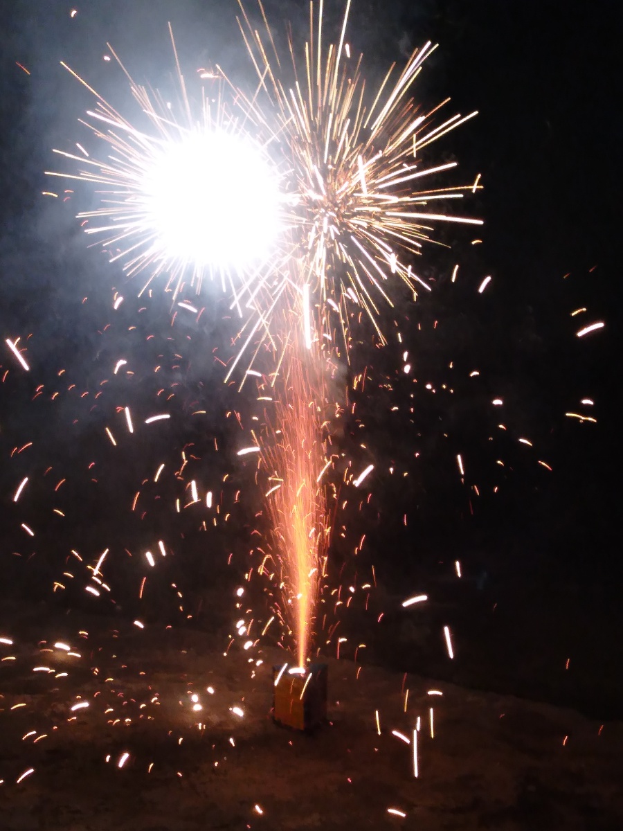 在家乡夜晚放烟花好看扫好看就是有点吸引蚊子咬死我了