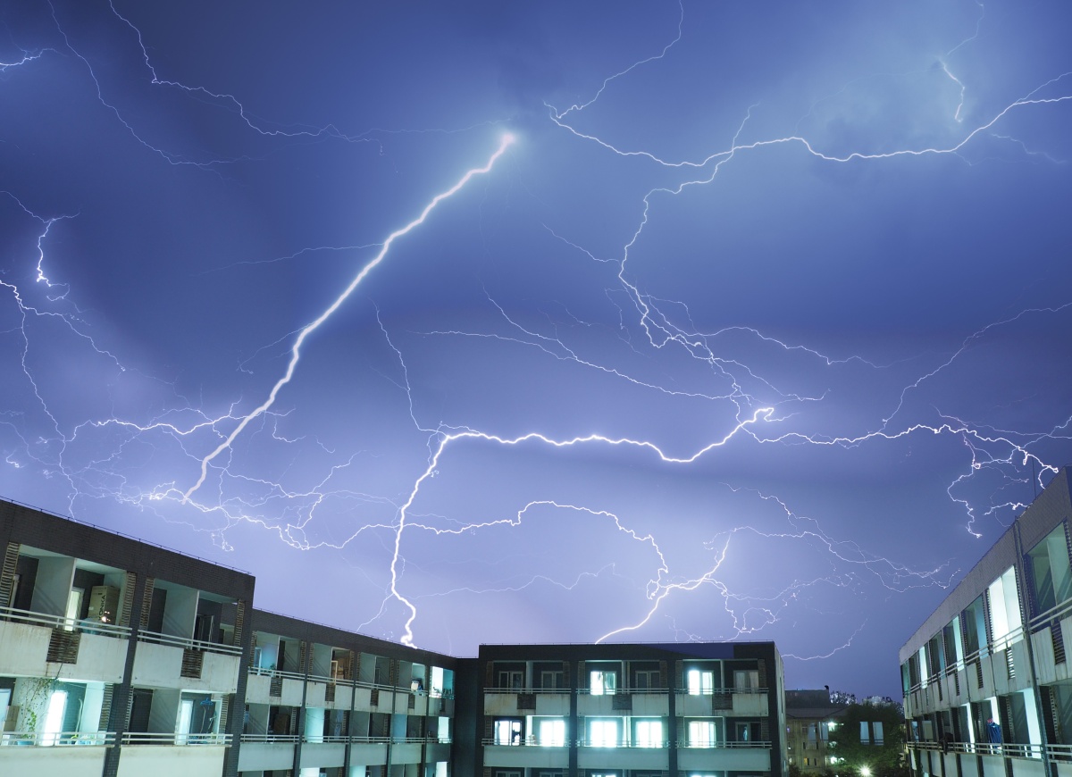 昨夜天降大雨,电闪雷鸣,遂登楼拍摄. 6张叠加.