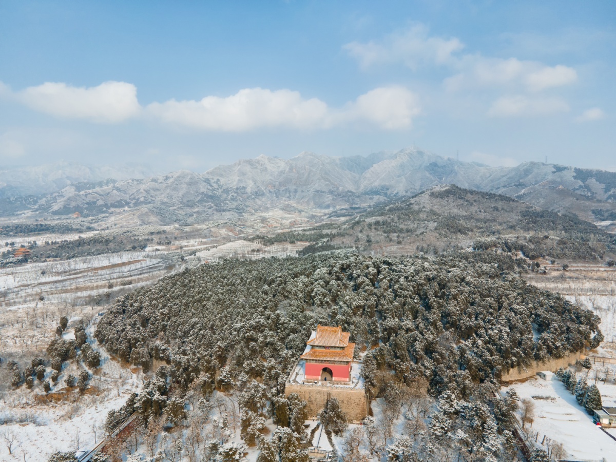 2021北京初雪明十三陵最大的长陵