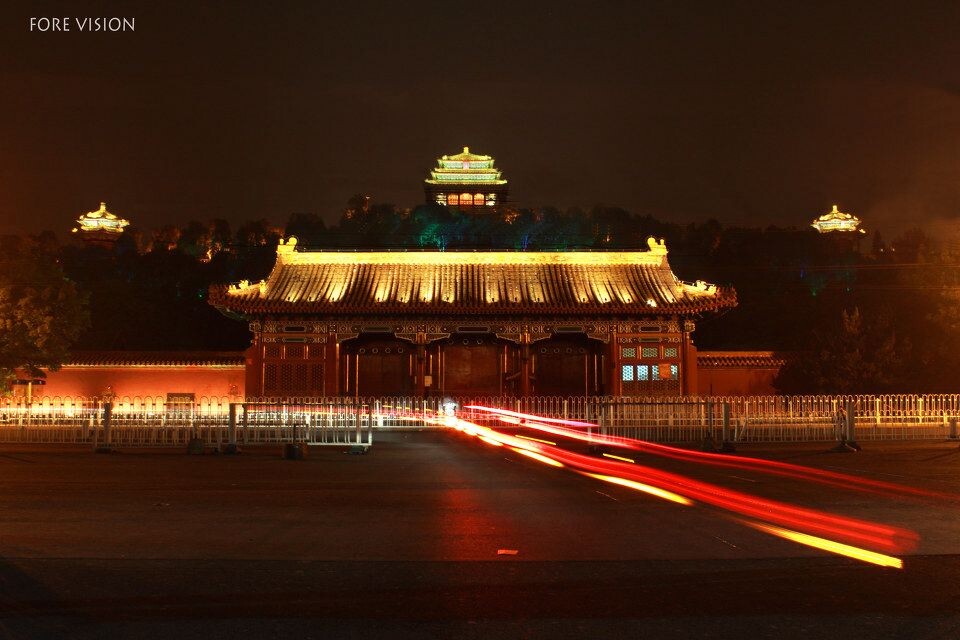景山公园正门<br />
头一次和哥们出去采夜景，神武门广场拍景山公园前门。