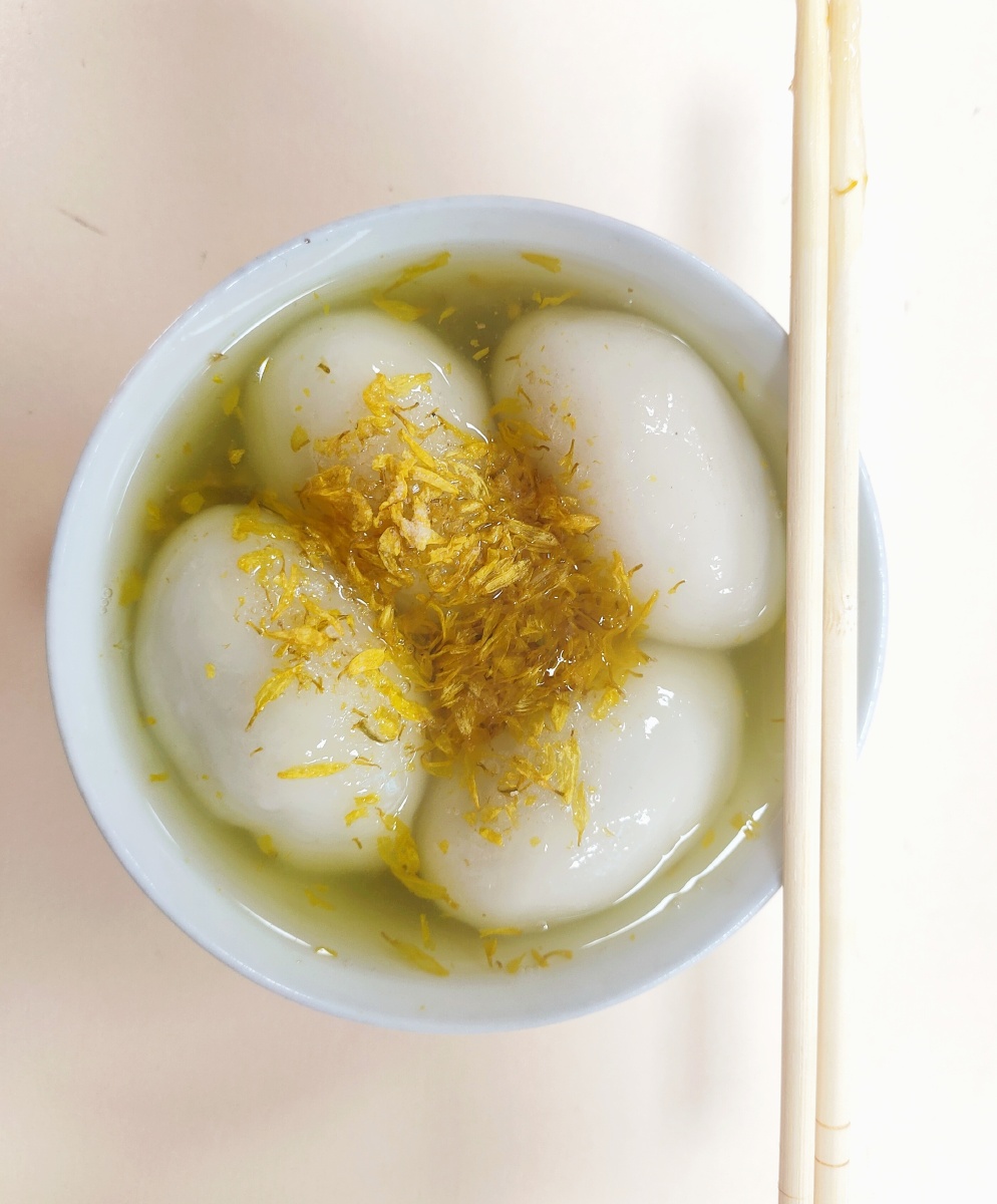 特色美食——菊花水榄形似橄榄,故称"水榄",玫瑰豆沙做馅,撒上一撮