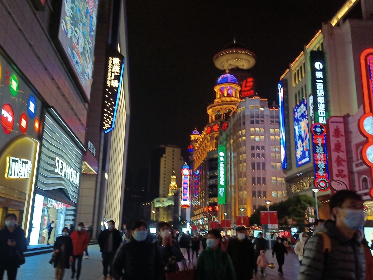 夜晚的街道还有那么热闹