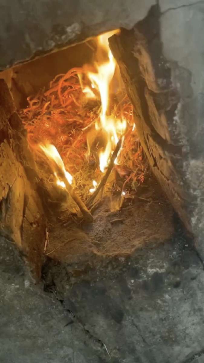 烧柴火的大锅,需要一定技术操作.
